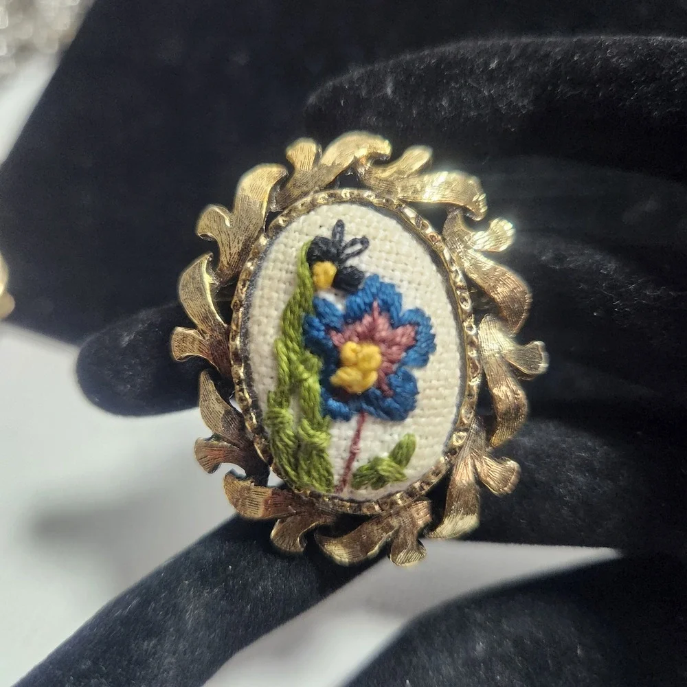 Vintage‎ Petit Point Embroidered Floral Oval Brooch Pin Blue Flower